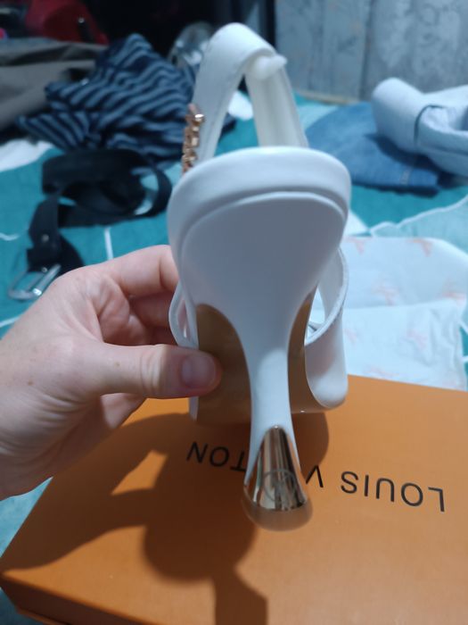 Новые туфли ни разу не одевала