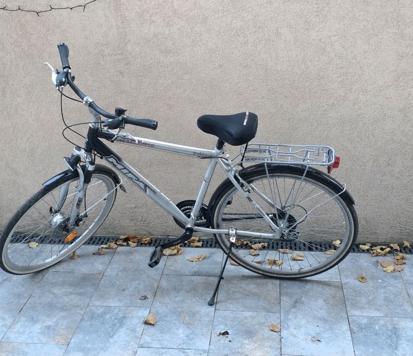 Bicicleta roti 28 butuc dinam frana disc