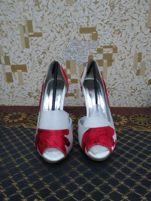 Босоножки на высоком каблуке 3 пары разм.35-36