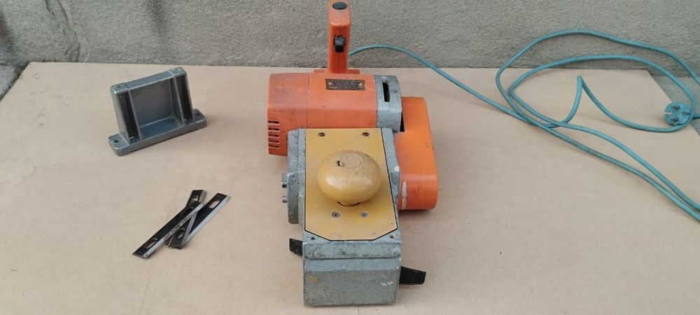 Рубанок электрический по дереву