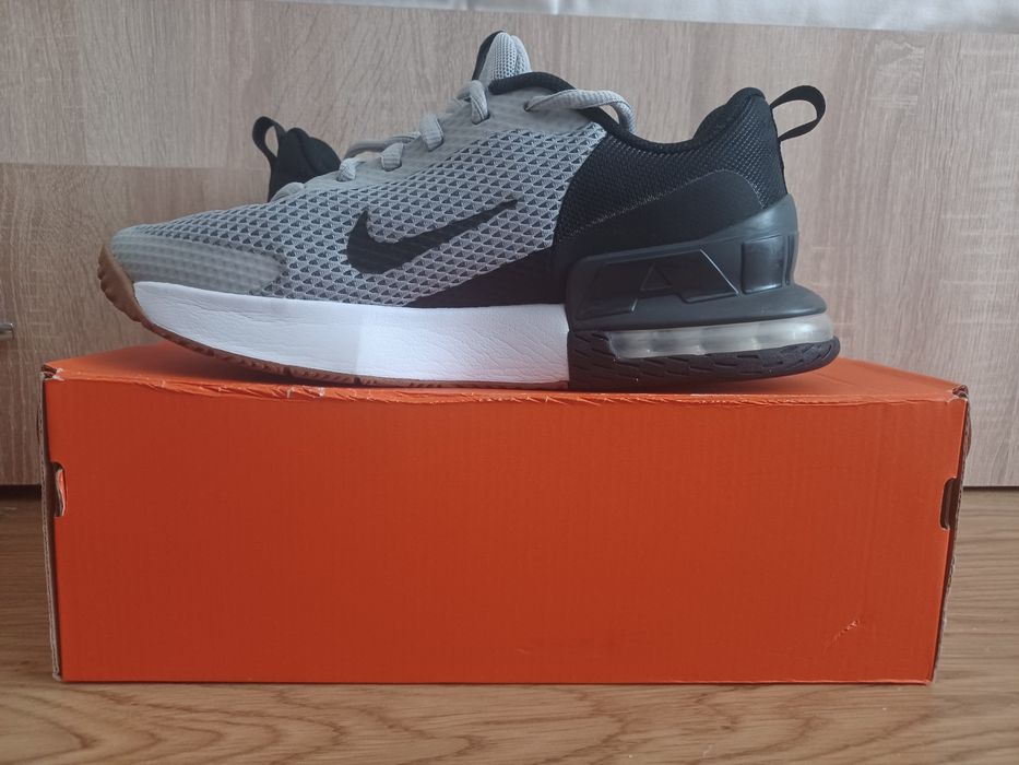 Vând adidași Nike