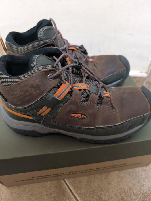 Обувки        Keen