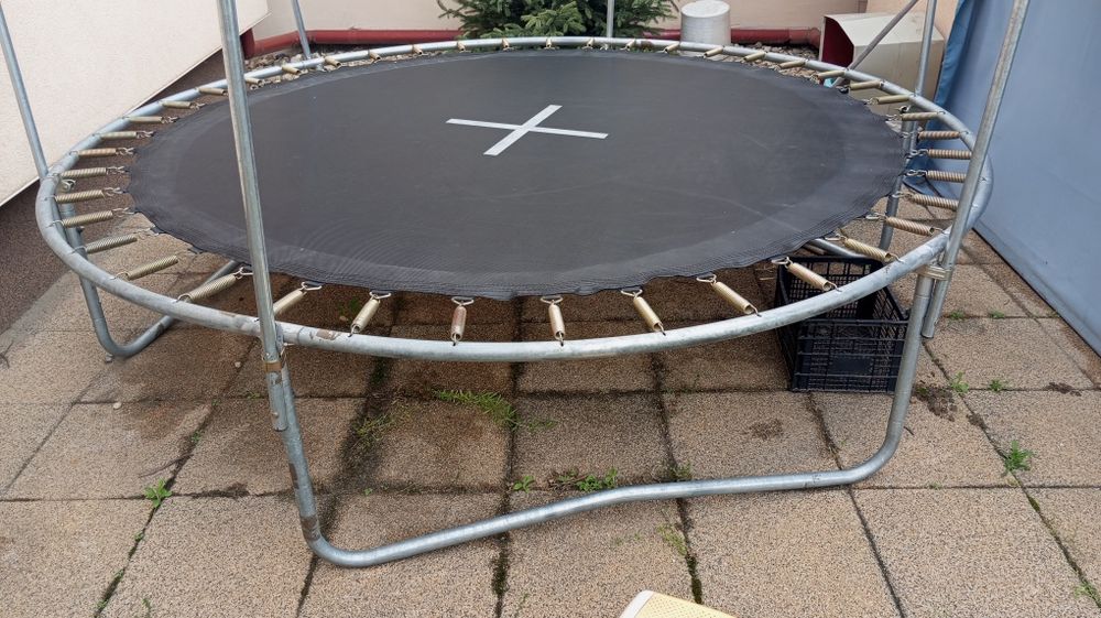 Vând trambulina 2m