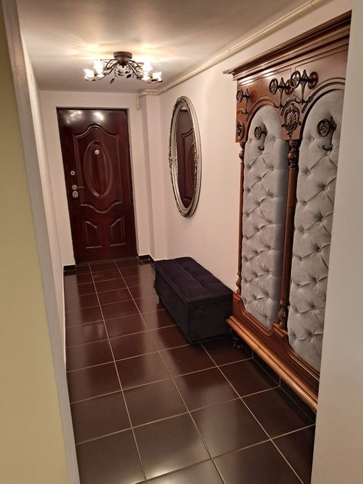 Vând apartament 3 camere .