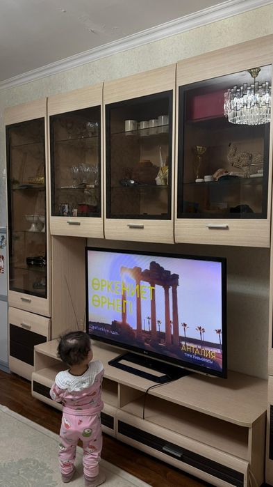 Стенка в гостиную в отличном состояние