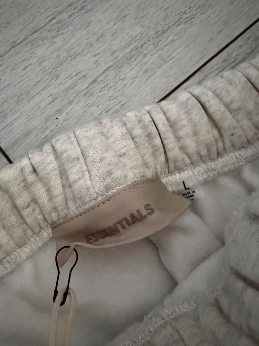 Pantaloni ESSENTIALS  noi marimea M/L