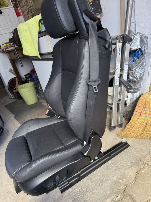 Предни седалки Bmw E93.