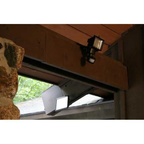 ПРОМО!! 2 броя Качествен LED Прожектор с фотоклетка и Соларен панел