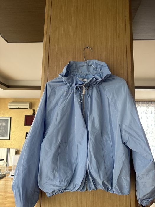 Светлосиньо яке ветровка
