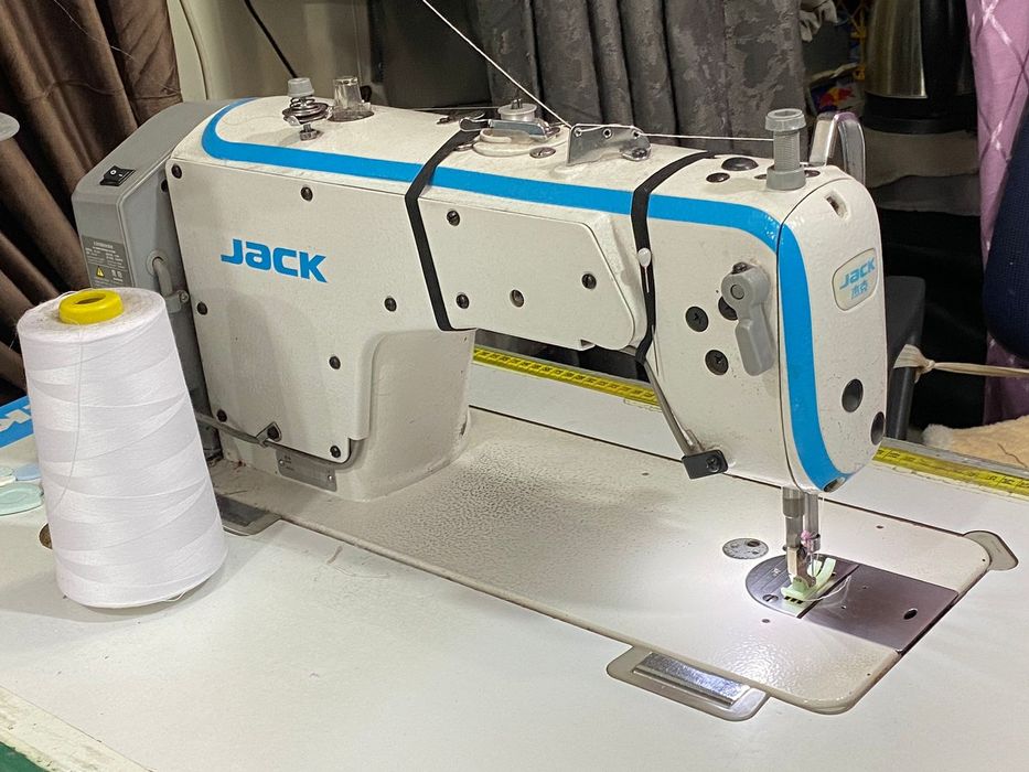 Продам швейную машинку