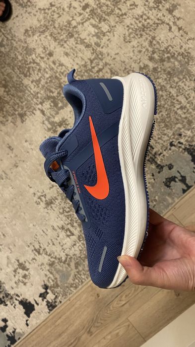 Кроссовки Nike.