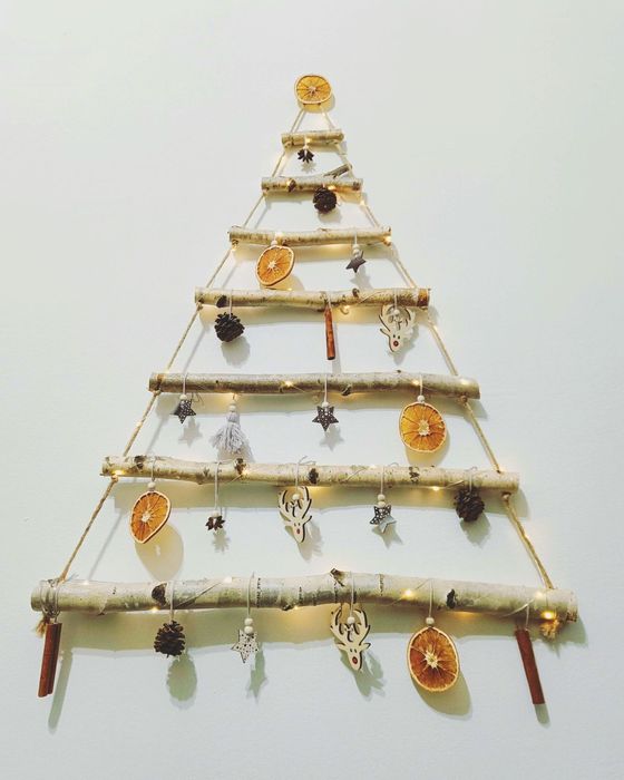 Brad lemn cu ornamente și instalație