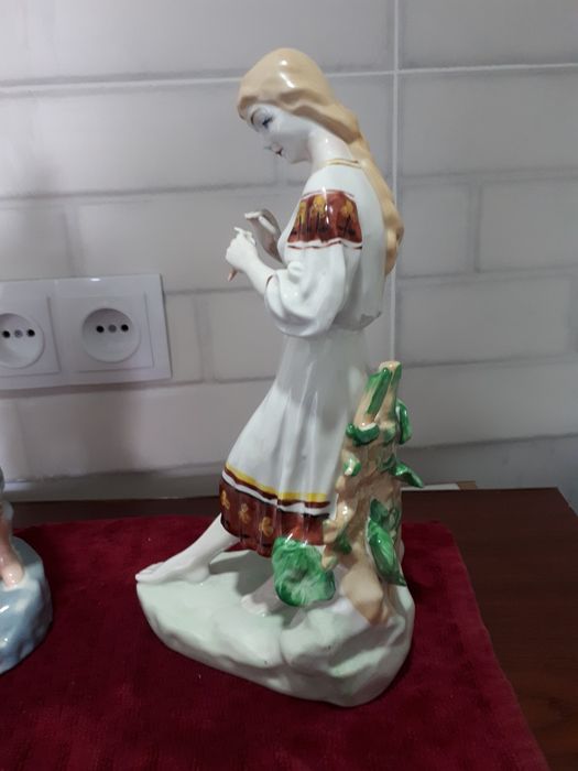 Фарфоровая статуэтка  "Гадание на ромашке "