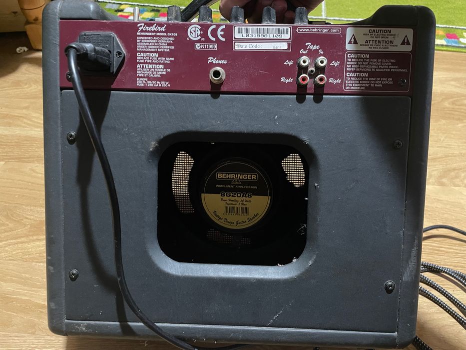 Chitară electrică și amplificator boxă