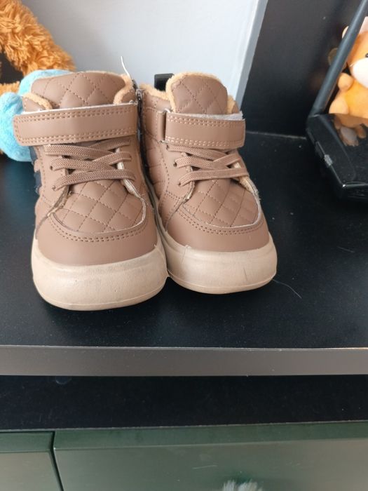 Продам детские ботинки