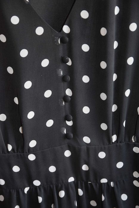 Хубава черна рокля на бели точки