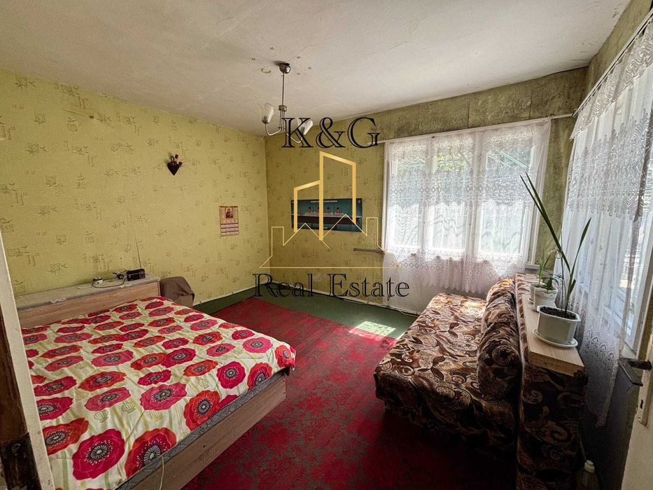 Двуетажна тухлена на гредоред къща в кв " Житница "