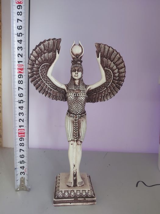 Стуэтка из кости нова