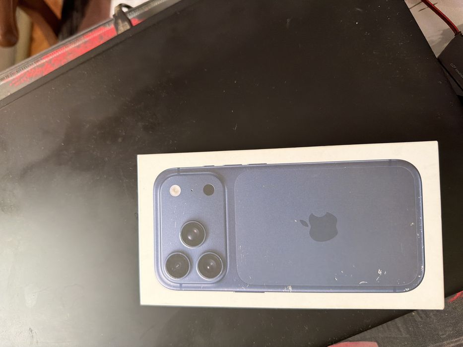 Iphone 17 pro темносиний