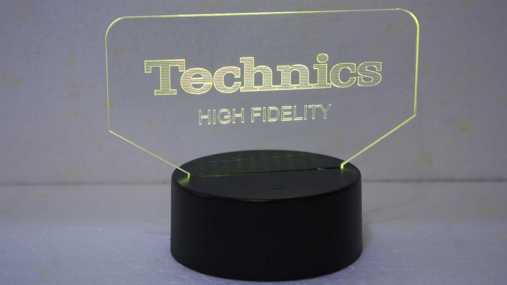 Firma/sigla luminoasa Technics.