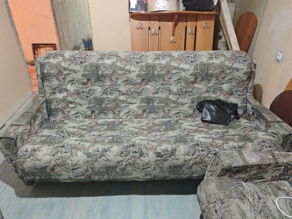 Диван и кресла, на коолесах.