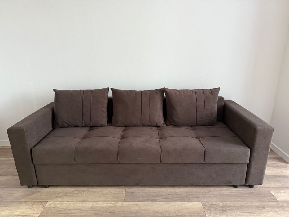 коричневый диван-кровать