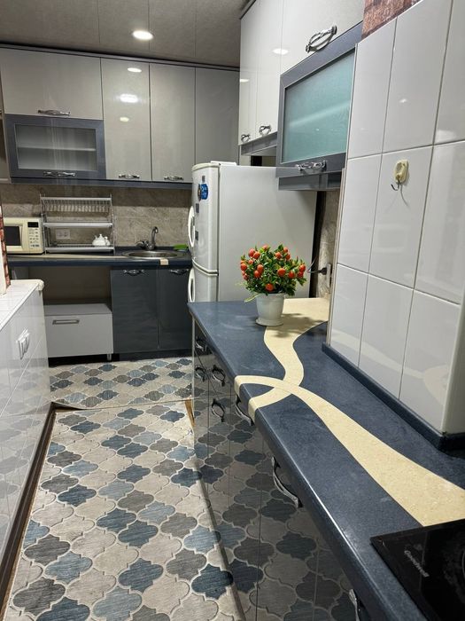 Shayxantoxur Qora tosh 5 xona kvartira srochna sotiladi mebel texnika