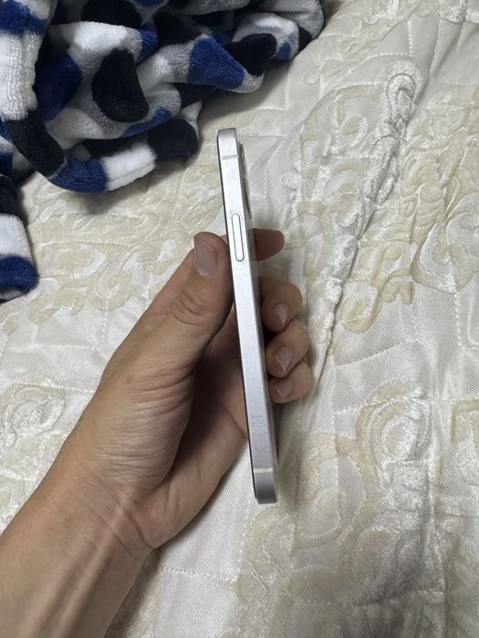 IPhone 12 белый