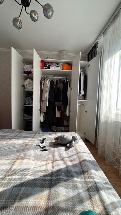 Красивый белый шкаф