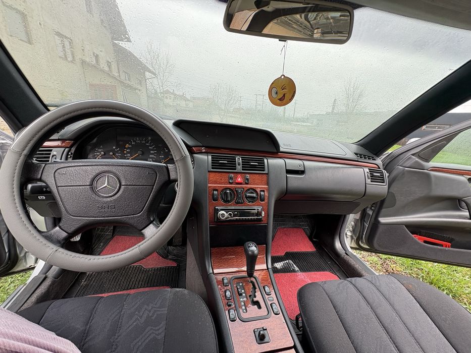 Vând mașina funerară Mercedes - Benz E 290