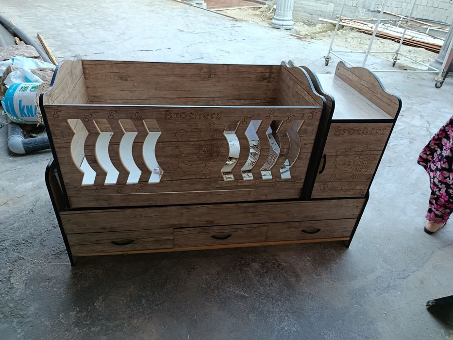 Болалар кровати холати яхши ишлатган