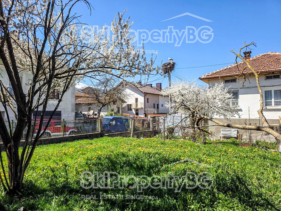 Стара къща с голям инвестиционен потенциал в село Говедарци, близо до Боровец!