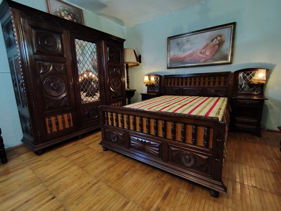 Mobilier dormitor, set format din dulap pat și noptiere