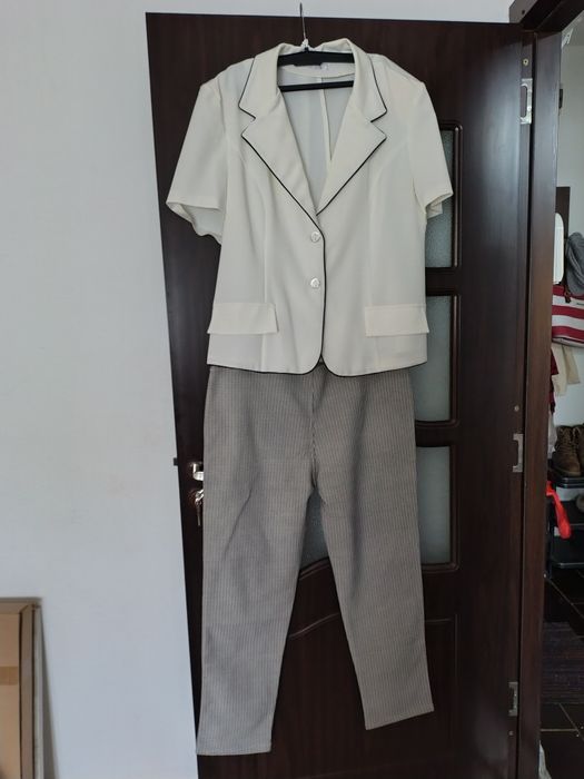 Vind sacou  damă,culoare albă,și pantaloni  .