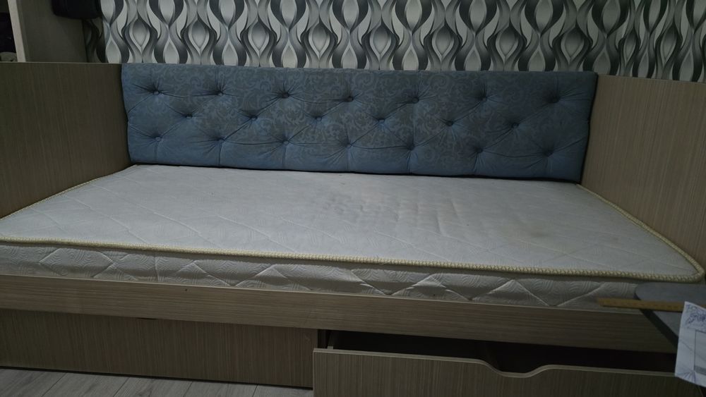 кровать с матрасом