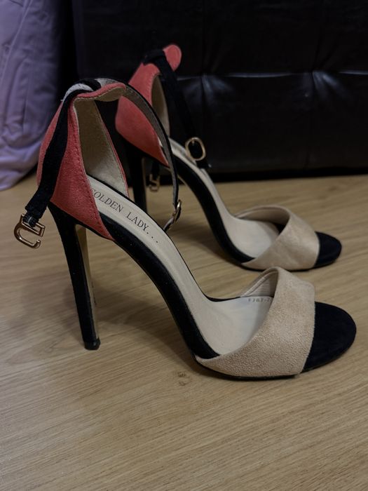 Босоножки на каблуке