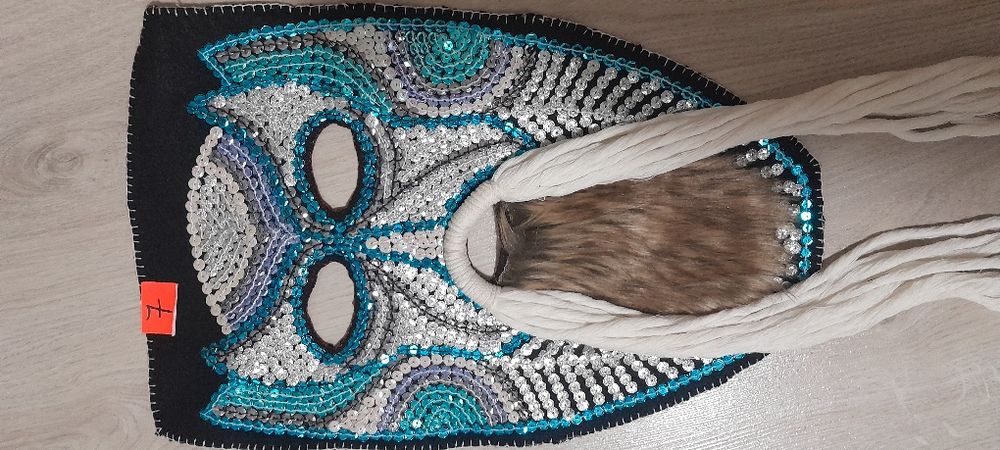 Кукерски маски с пайети