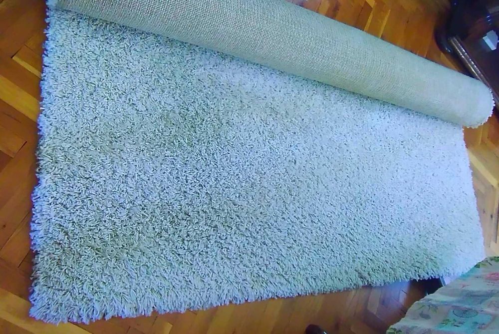 Продавам килим дългокосмест