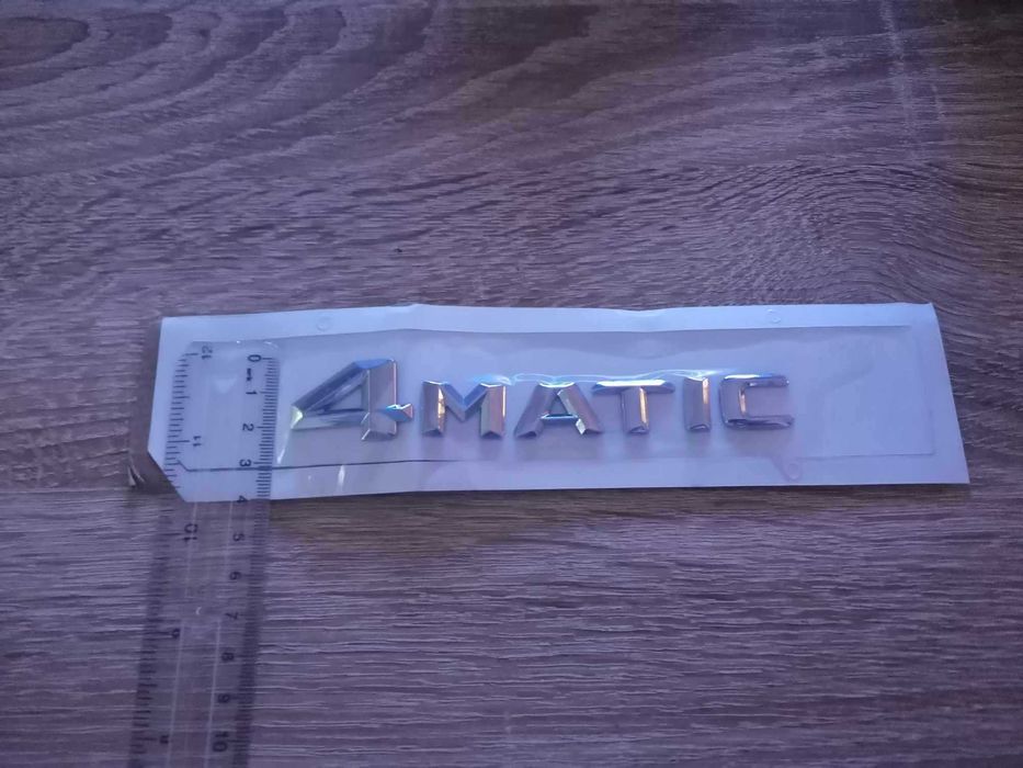 сребрист надпис Mercedes Benz 4matic