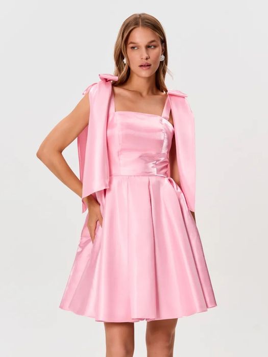 Розовое платье с бантиком
