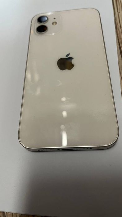 Iphone 12  karopka bor