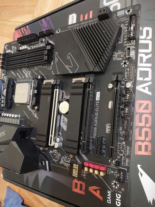 AMD Ryzen 7 5800X + Gigabyte B550 Aorus Elite Wi-Fi