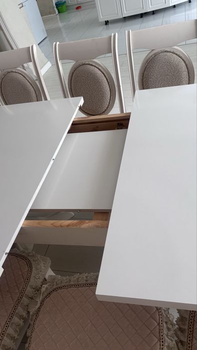 Стол и стулья для гостиной