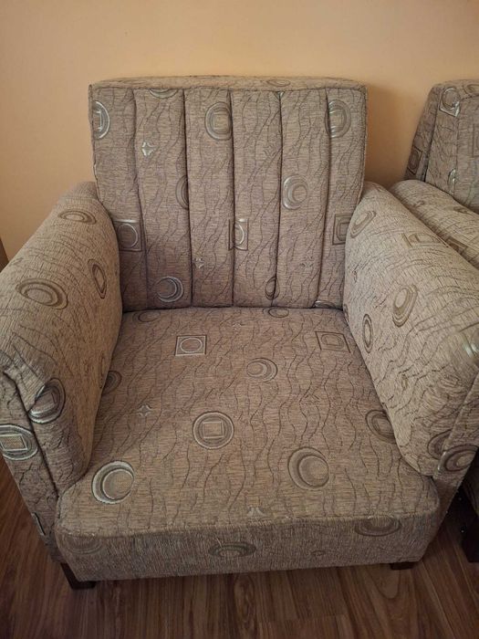 Vând canapea extensibilă plus două fotolii extensibile.