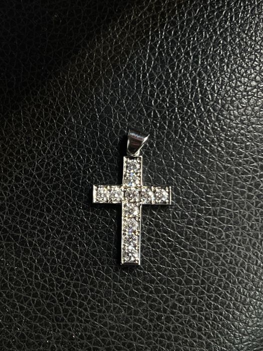 Cruce de aur cu diamante