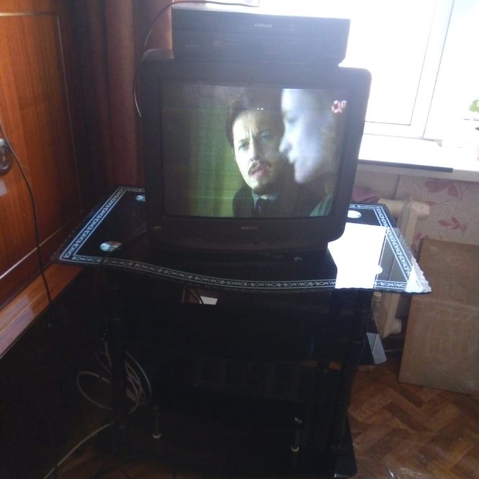 телевизор LG, тумбочка