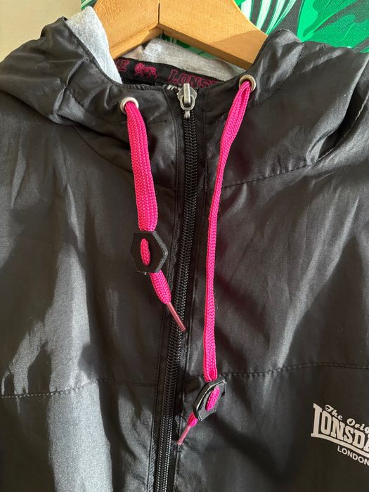 Спортно яке Lonsdale London- с качулка и акценти в розово