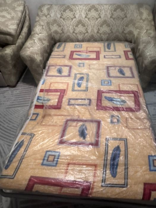 Диван раскладной две штуки.