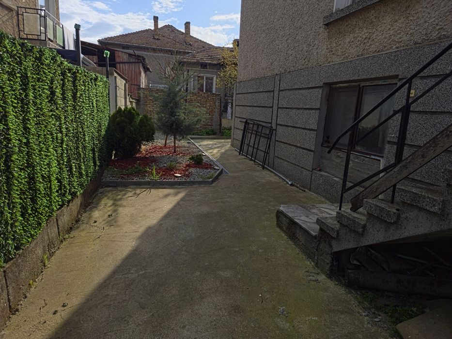 Продава се  3 етажна къща със приземен етаж  108 квадрата на етаж.