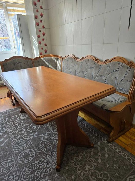 Кухонный стол с диваном